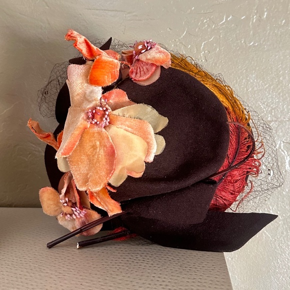 CHIC 1940s\' BROWN FELT TILT HAT + ORANGE FABRIC FLOWERS, FEATHER & DOTTED VEIL main image 5